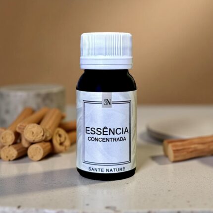A Essência de Sândalo é um clássico da perfumaria que atravessa culturas e gerações. Seu aroma quente, amadeirado e levemente adocicado transmite serenidade, sofisticação e profundidade. Com forte presença amadeirada e um toque oriental, essa fragrância é perfeita para criar ambientes introspectivos, acolhedores e cheios de personalidade.