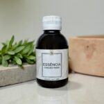 A Essência de Verbena é a escolha perfeita para quem busca um aroma fresco, vibrante e naturalmente elegante. Com notas cítricas marcantes e um toque verde herbal, essa fragrância transmite sensação de limpeza, energia e bem-estar