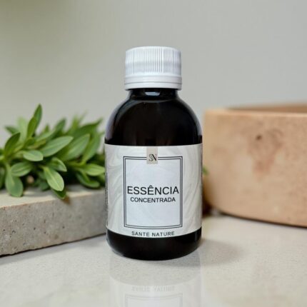 A Essência de Verbena é a escolha perfeita para quem busca um aroma fresco, vibrante e naturalmente elegante. Com notas cítricas marcantes e um toque verde herbal, essa fragrância transmite sensação de limpeza, energia e bem-estar