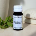A Essência de Verbena é a escolha perfeita para quem busca um aroma fresco, vibrante e naturalmente elegante. Com notas cítricas marcantes e um toque verde herbal, essa fragrância transmite sensação de limpeza, energia e bem-estar.